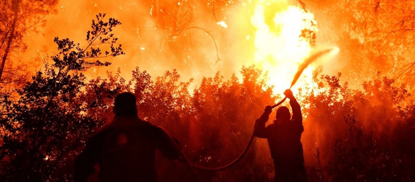 Μετά τον αφανισμό 71.000 στρεμμάτων δάσους το ΠΣ αναφέρει ότι η φωτιά στο Σχίνο Λουτρακίου είναι σε… ύφεση